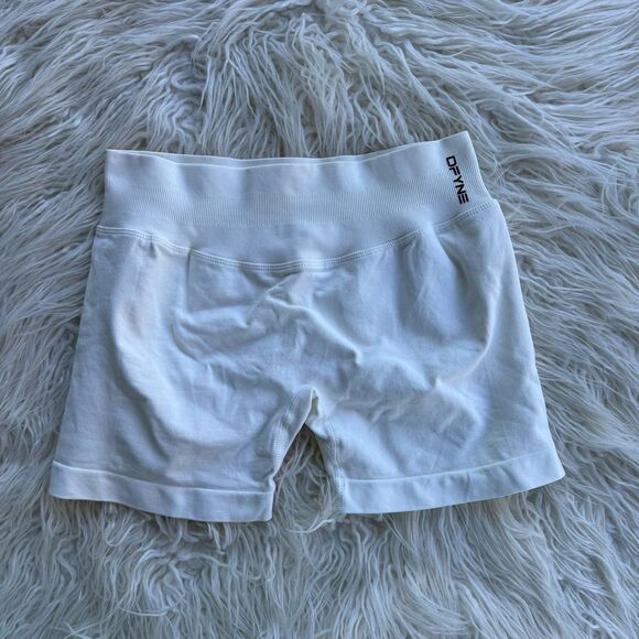 DFYNE Impact Shorts 4.5” Snow White Size Medium - Picture 1 of 9